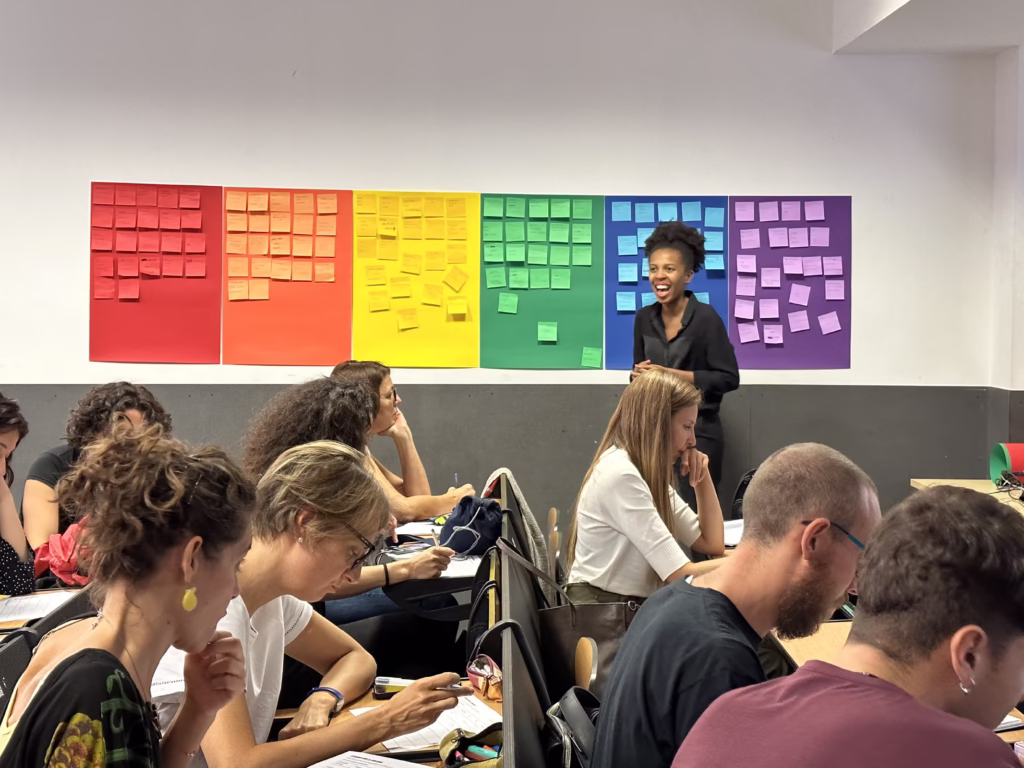 Immagine di una formazione di Bold Stories con persone che fanno attività ingaggianti